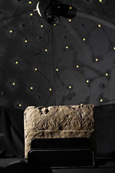 The tablet is placed under a dome of different light sources and a camera.